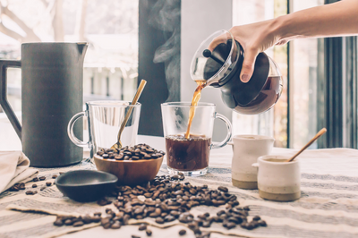 Granos de café frescos vs café premolido